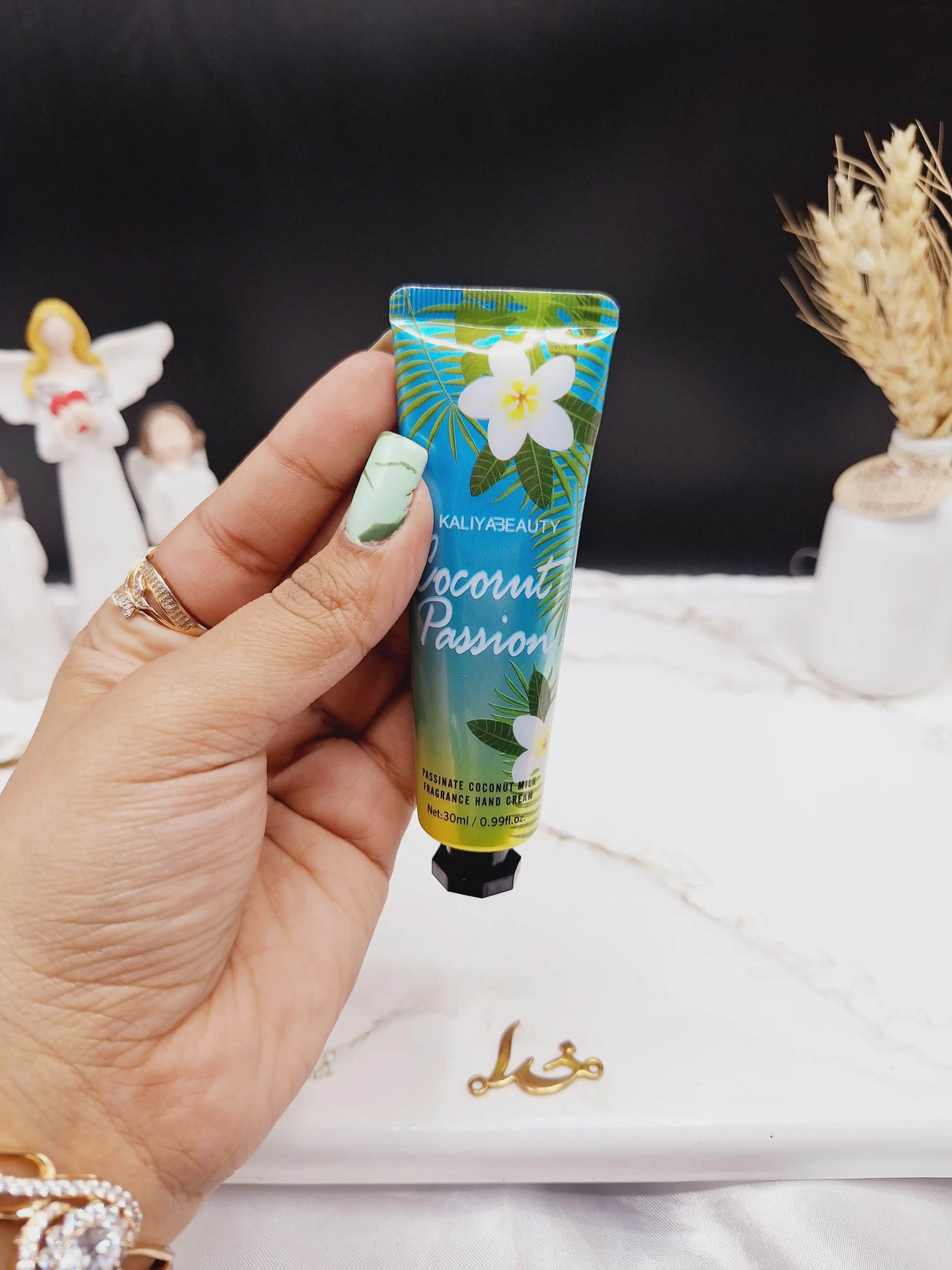 کرم دست 30گرم با رایحه گل هاوایی برند KALIY ABEAUTY کد F7130