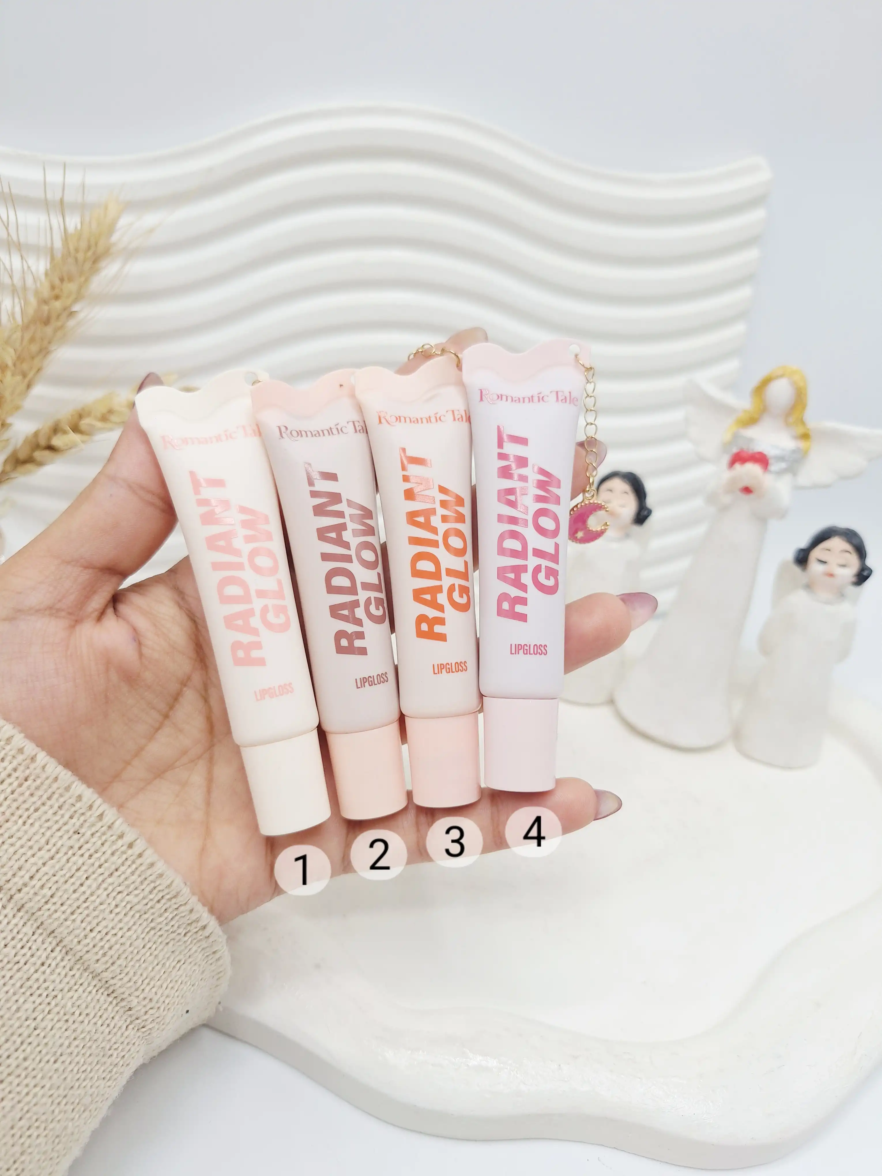 لیپ گلاس تیوپی براق همراه آویز ماه برند RADIANT GLOW کد 8204